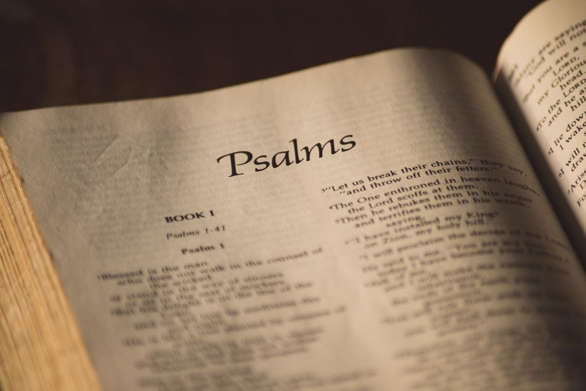 An open bible showing encouraging Psalm verses.