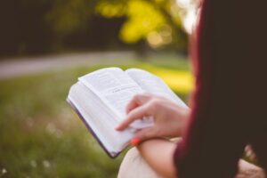 A person memorizes short bible verses that are easy to remember.