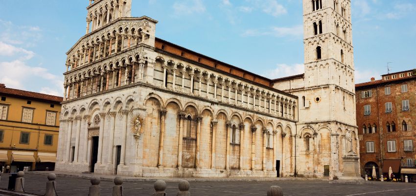 Lucca, Italy, is in the picturesque heart of Tuscany. It captivates visitors with its exquisitely preserved Renaissance city walls. These historic fortifications encircle the city, honoring its rich history and cultural importance.